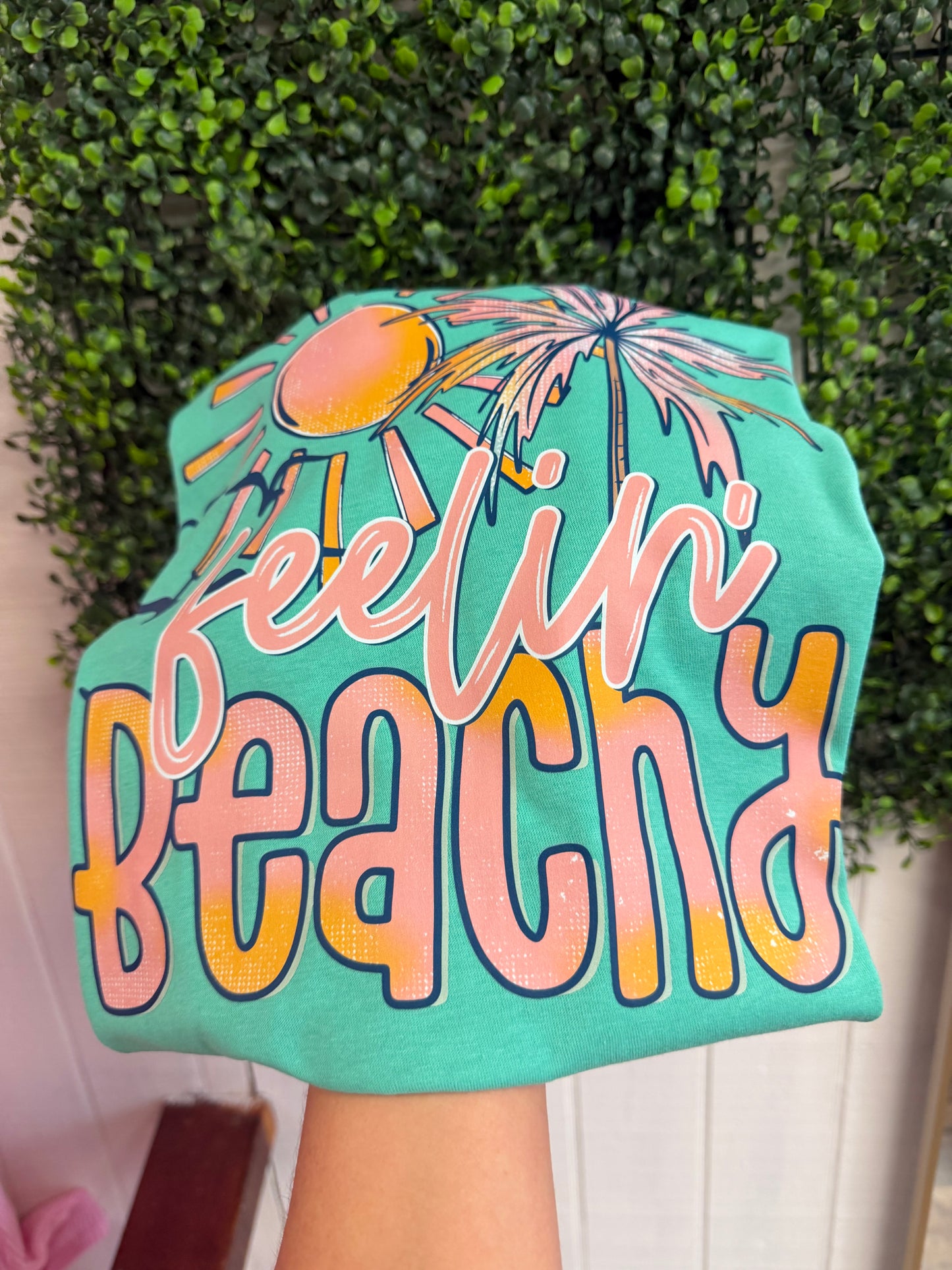 Feelin’ Beachy Graphic Tee – Summer Vacation Beach Shirt Cute Coastal T-Shirt