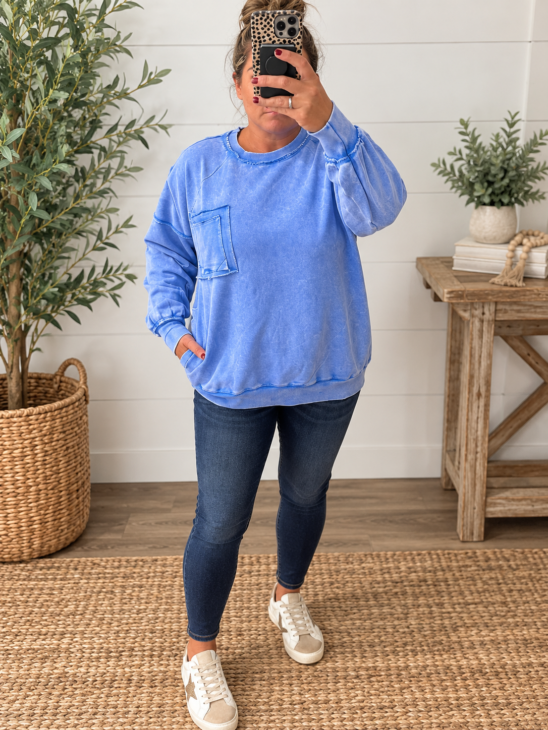 Women's acid wash pocket sweatshirt, relaxed fit