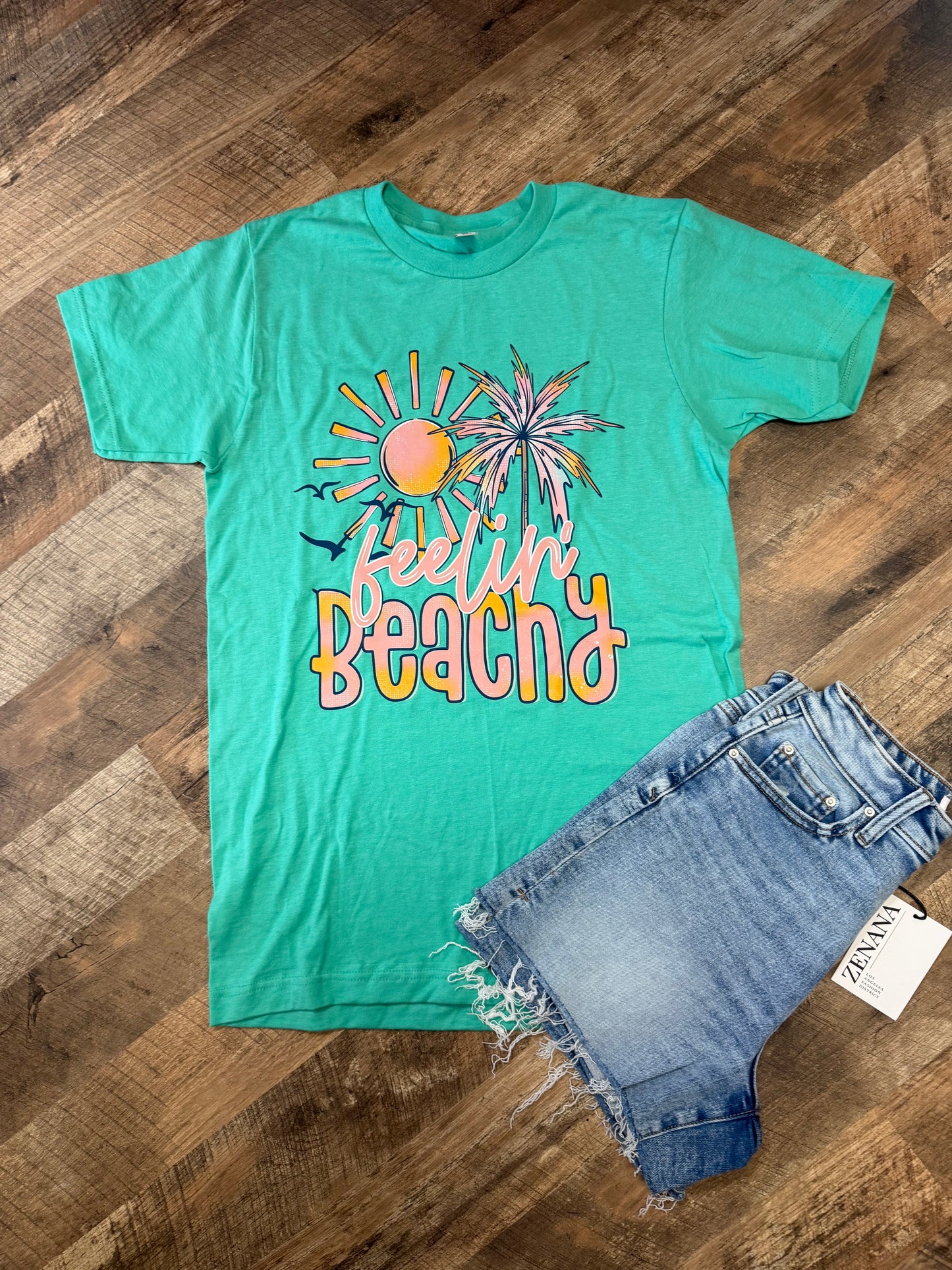 Feelin’ Beachy Graphic Tee – Summer Vacation Beach Shirt Cute Coastal T-Shirt
