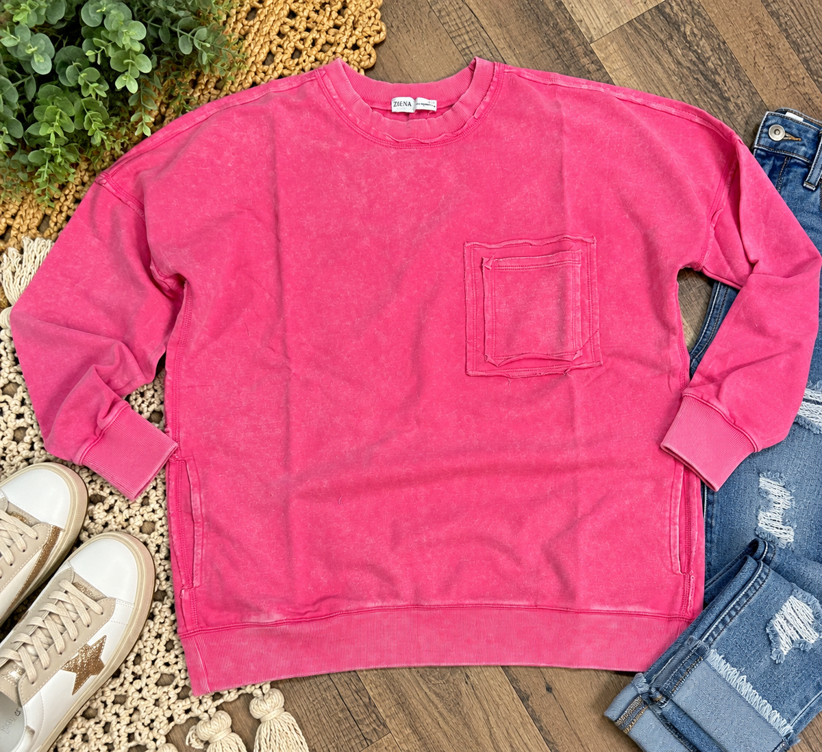 Acid wash pocket sweatshirt in a relaxed, oversized fit